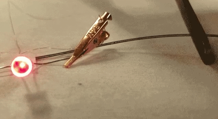 麻省理工研發(fā)140米柔性鋰離子纖維電池，可用于織物自供電及3D打印電池